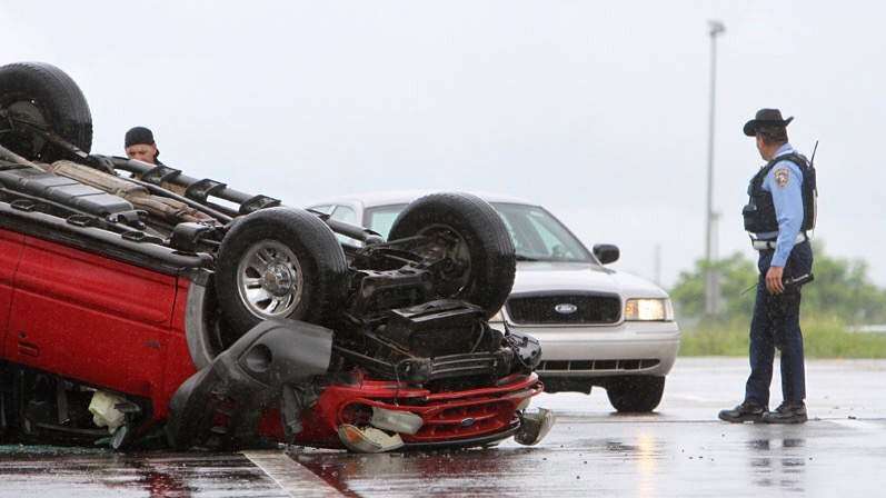 A salvo joven involucrado en accidente con carro volcado en Carolina