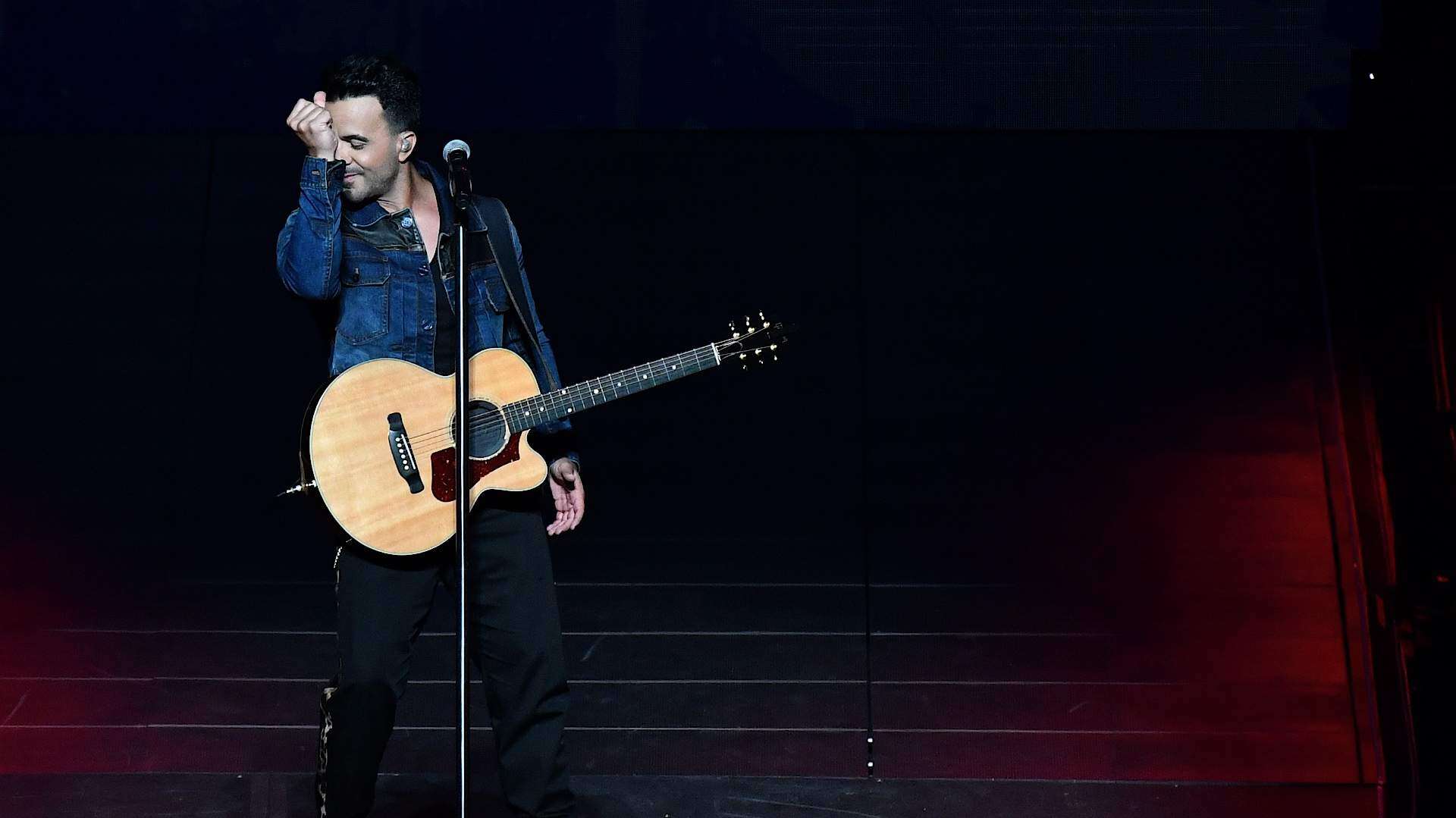 Luis Fonsi se goza la noche en el Tonight Show con Jimmy Fallon