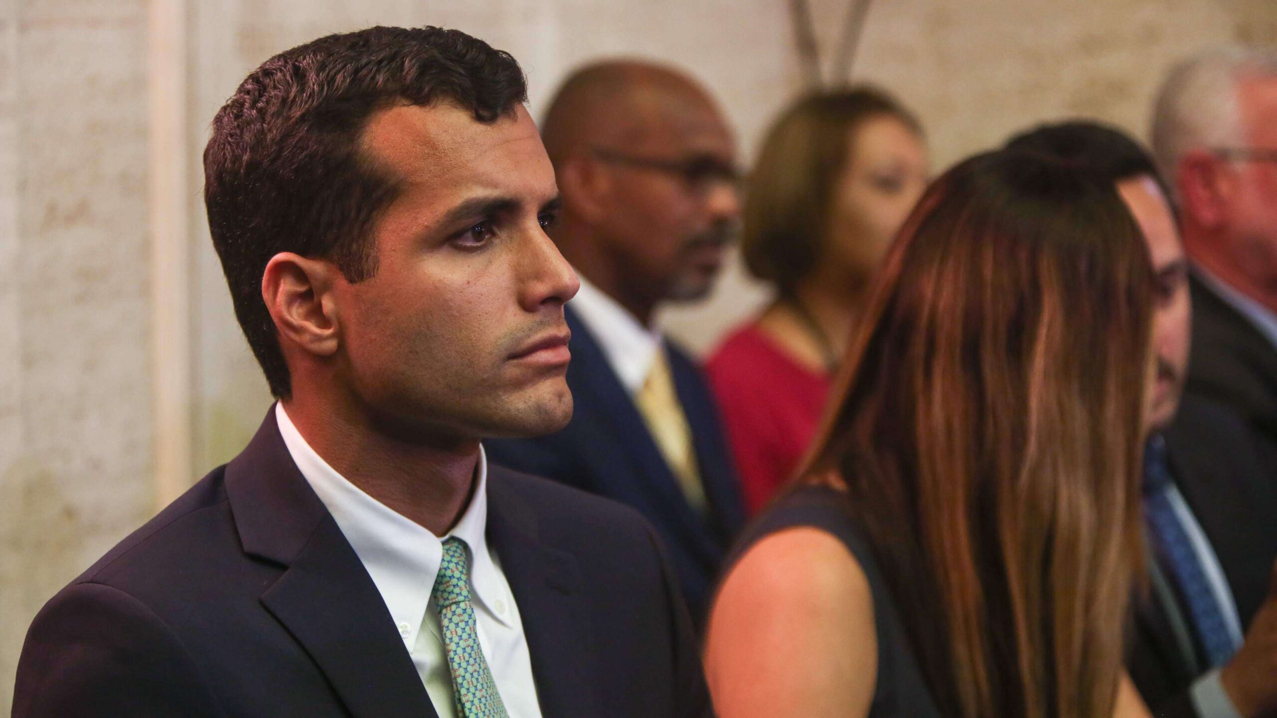 Congelan precio del agua y otros artículos ante racionamiento