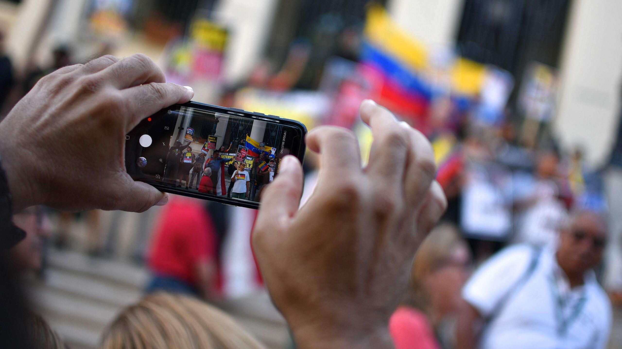 Grupos políticos protestan por Venezuela
