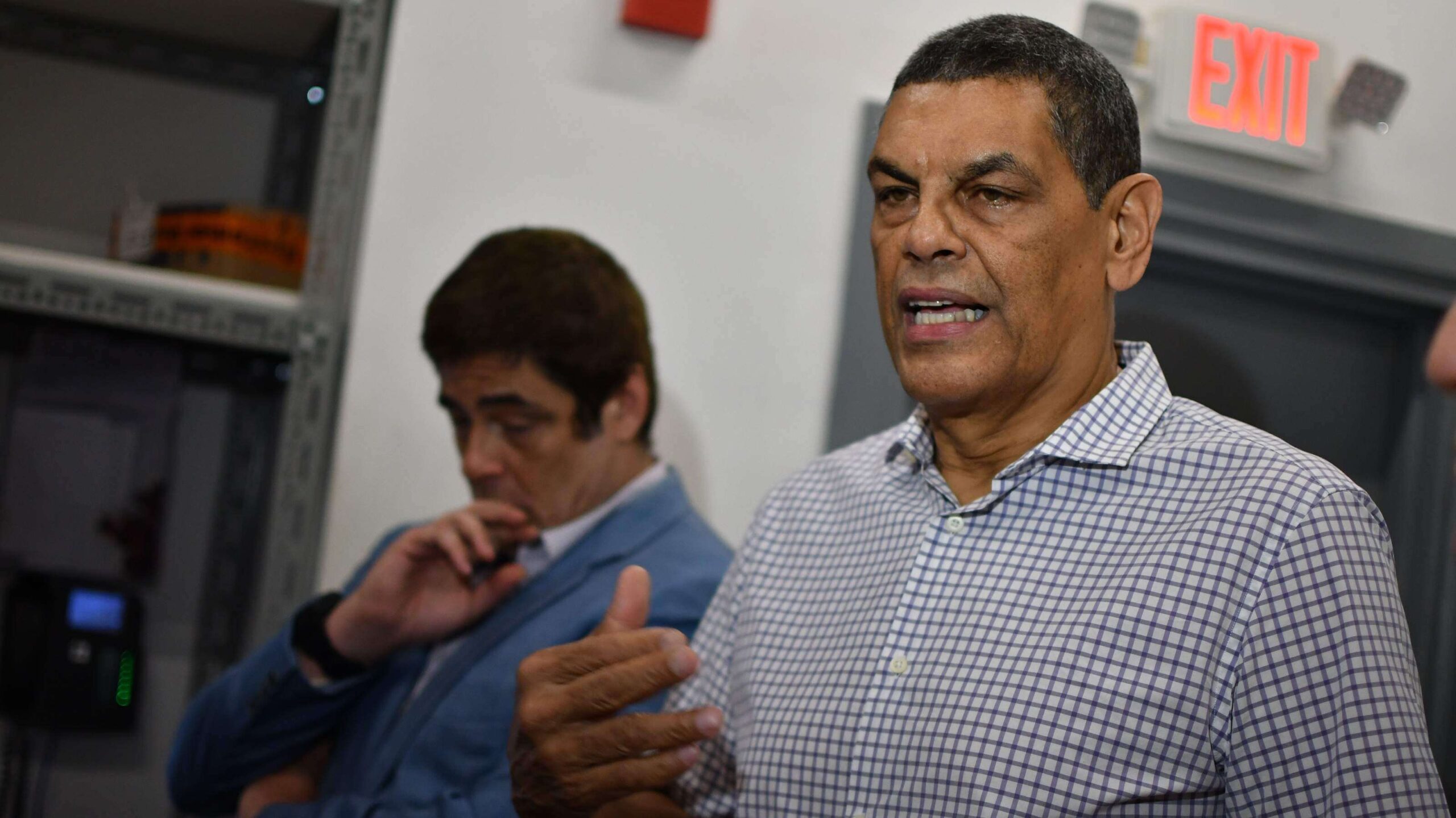 Benicio quisiera ver la vida de Raymond Dalmau en pantalla grande