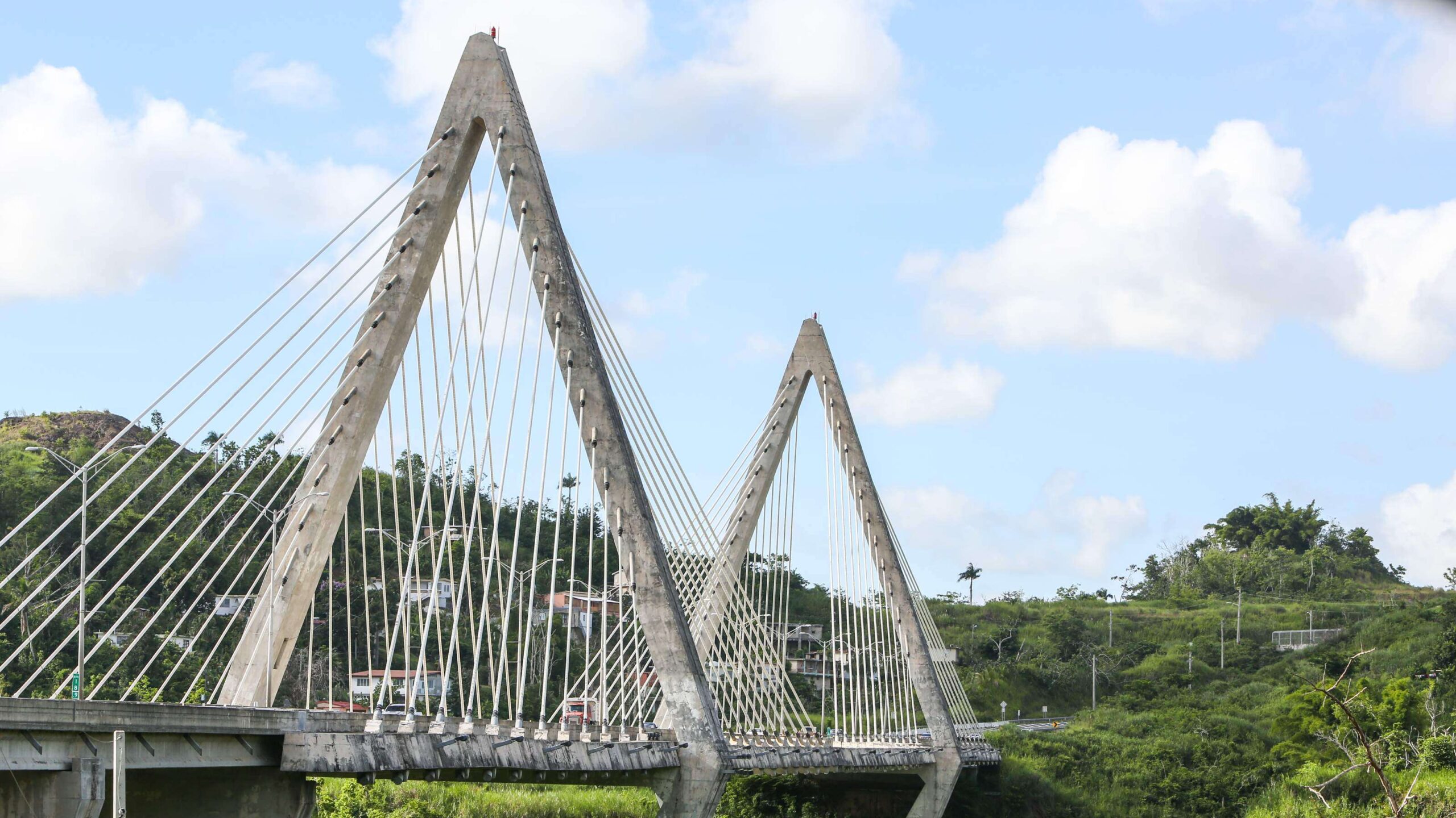 Chocan al menos diez carros en puente atirantado de Naranjito