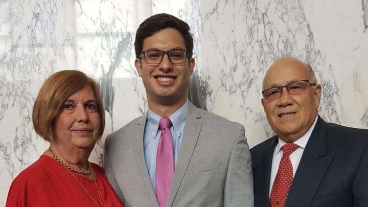 Juramenta en abogacía el hijo de Héctor Ferrer