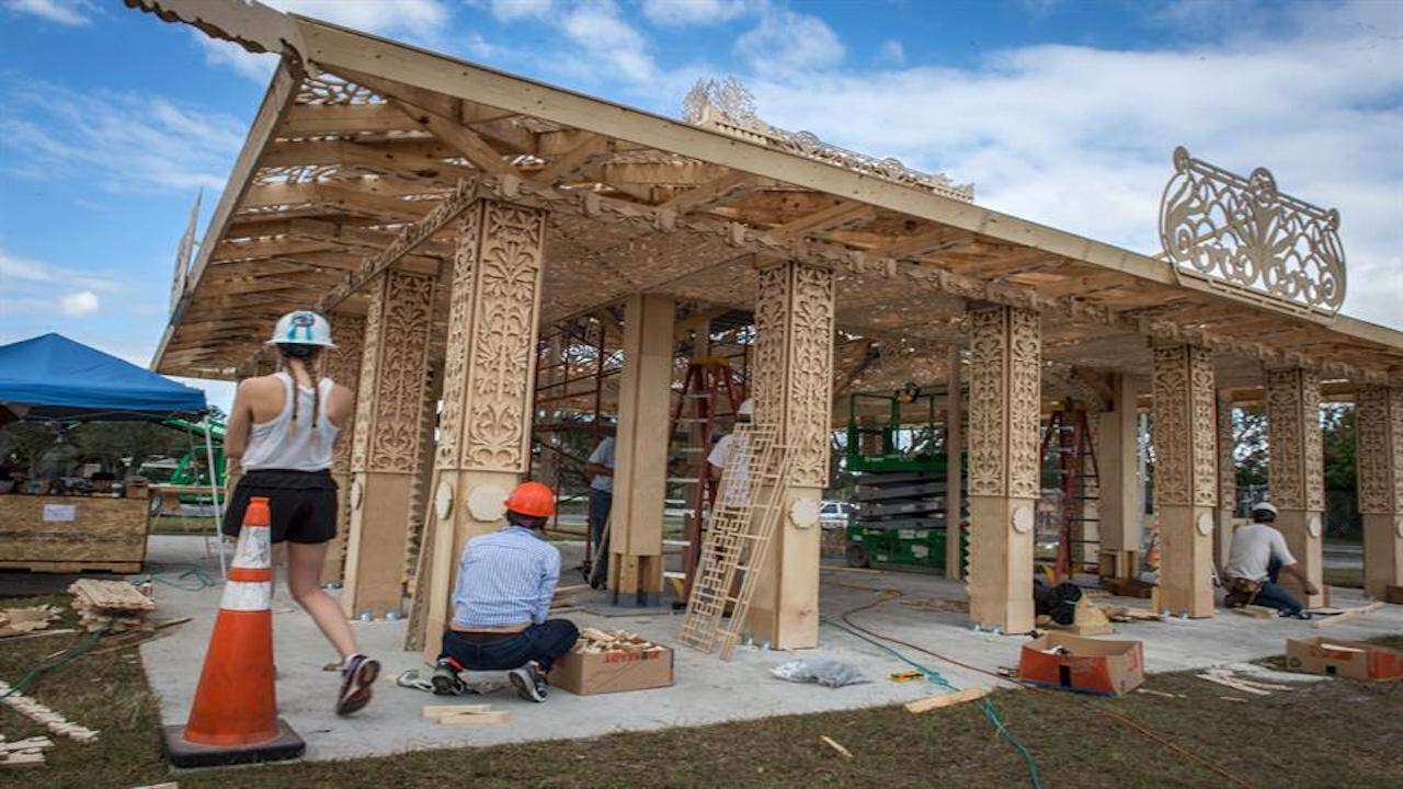 Efímera escultura gigante marca el primer aniversario de Parkland