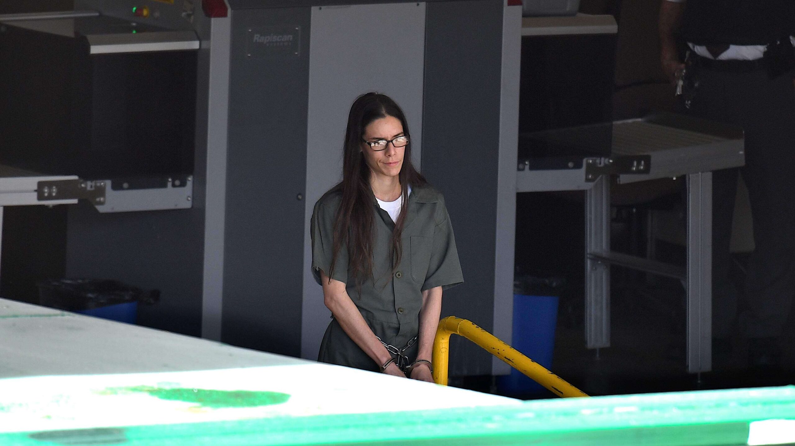 Conceden fianza a maestra imputada de amenazar a jueza Swain