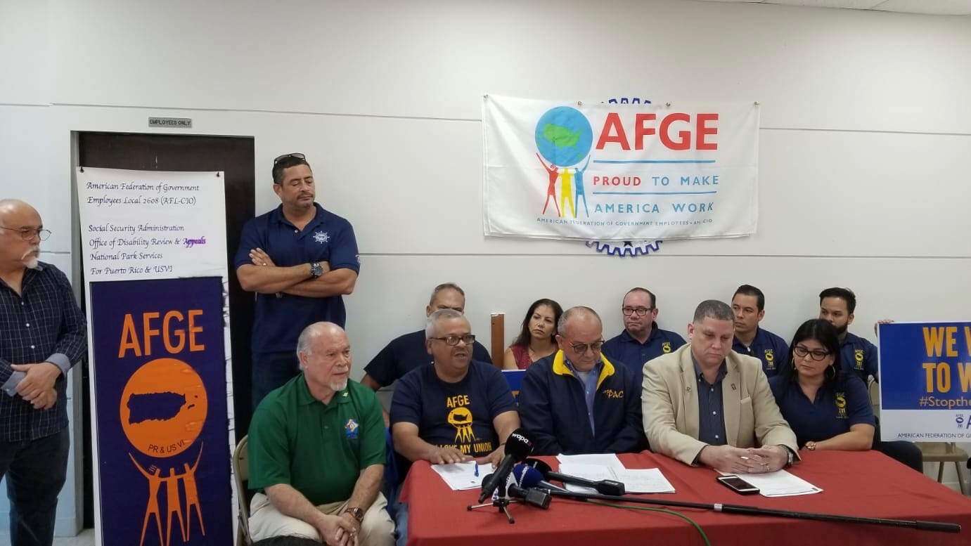 Trabajadores federales piden ‘no ser rehenes’ en negociación del muro