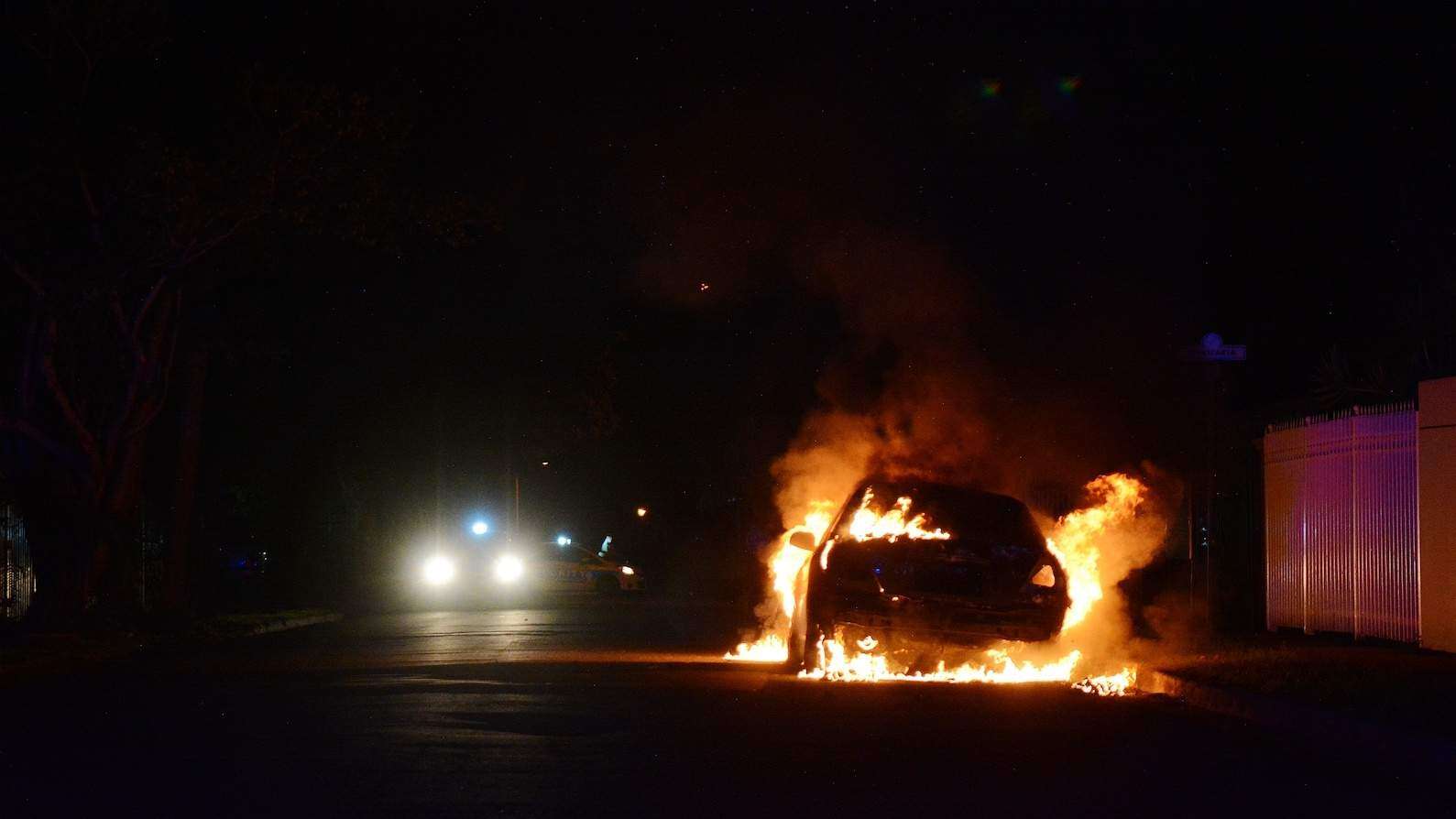 Se quema carro en cuartel de Policía en Ceiba
