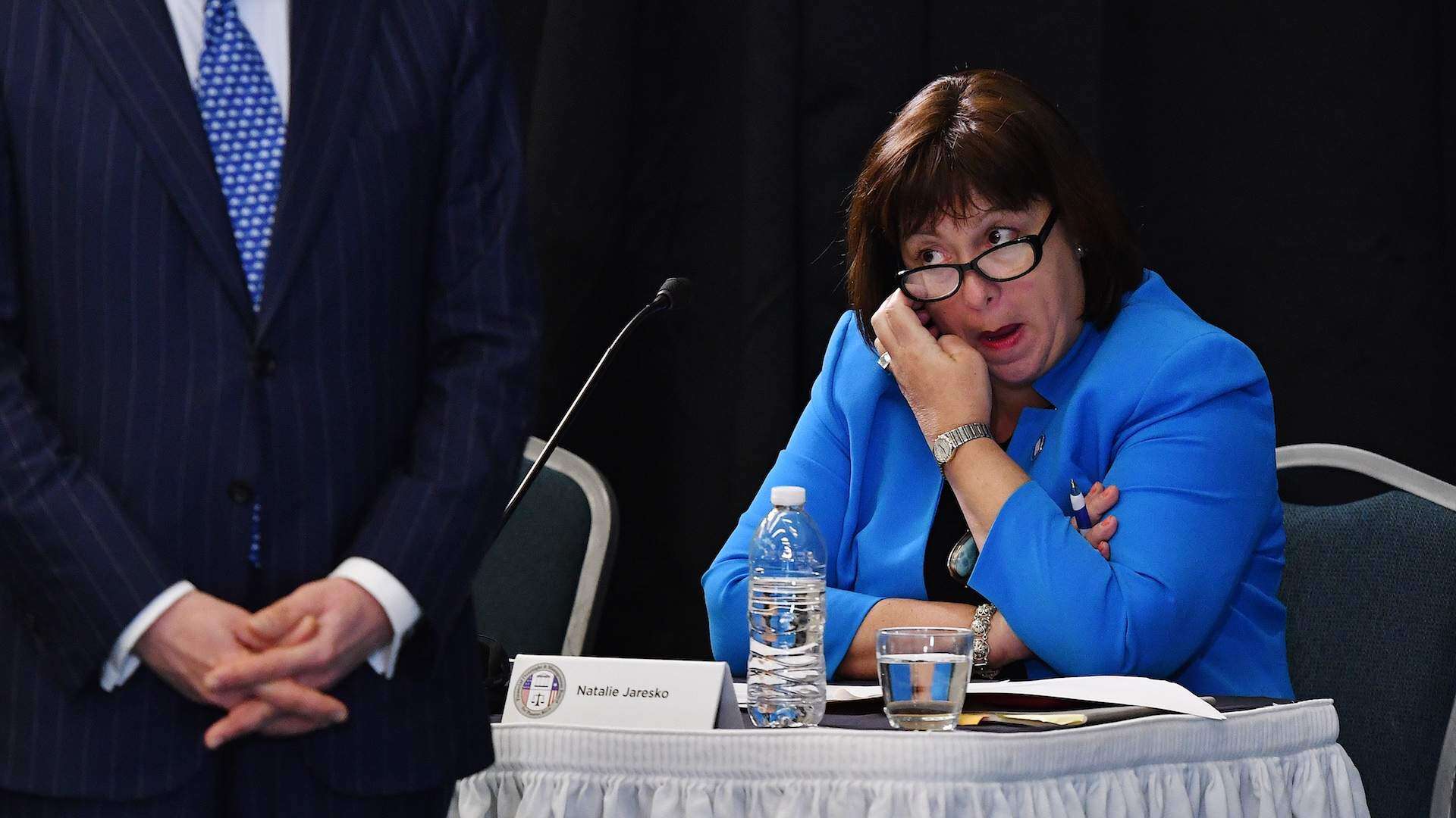 Escondidas las sombras de los intereses de los asesores de la JCF