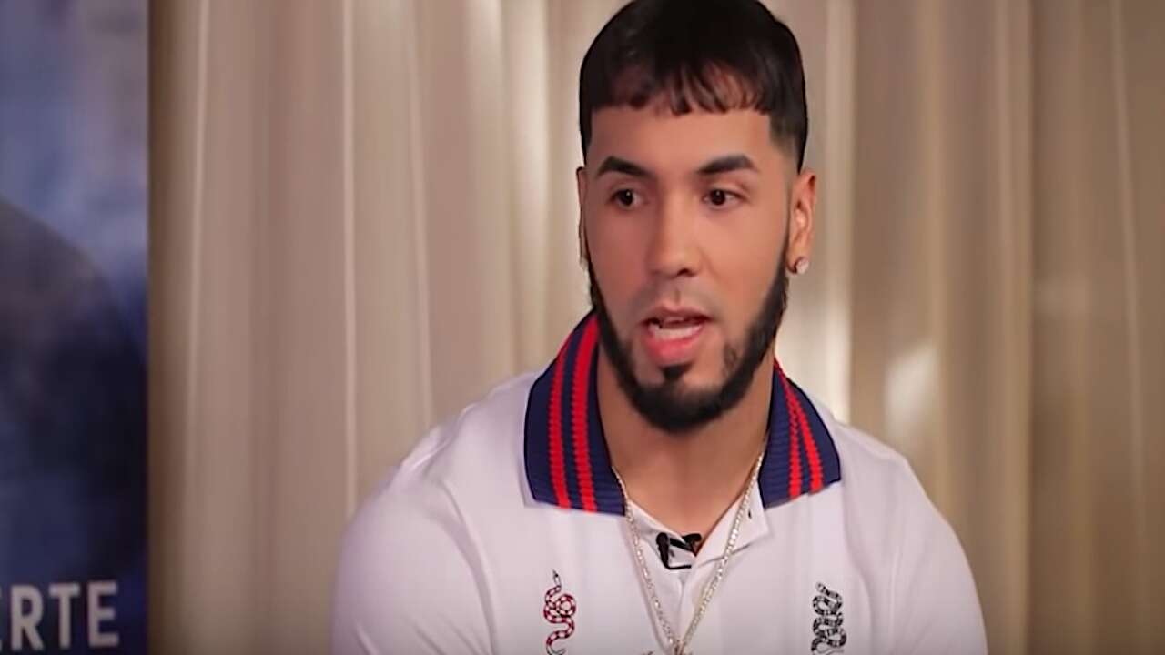Anuel sorprende a su novia con una guagua Mercedes
