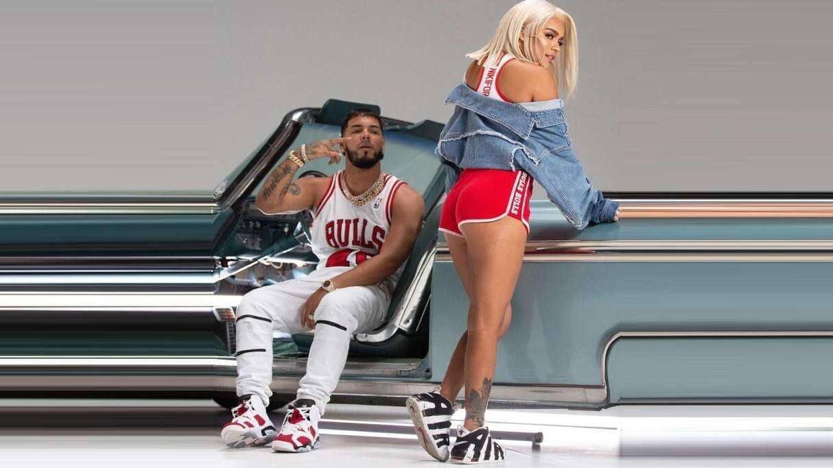 Anuel AA le regala tremendo carro a su novia Karol G