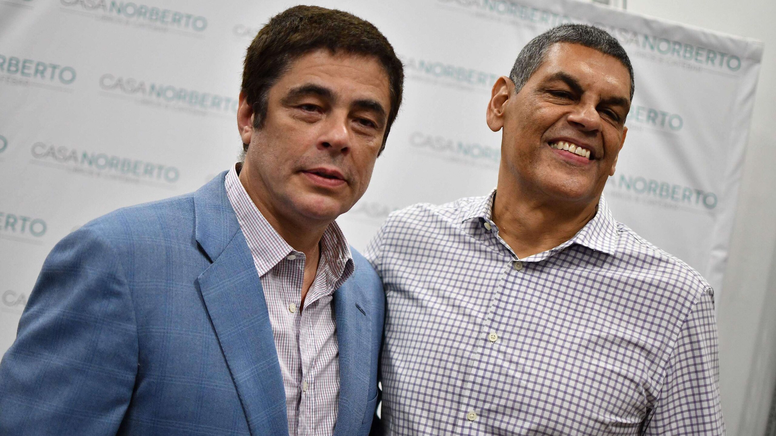 La complicidad entre Benicio y Raymond