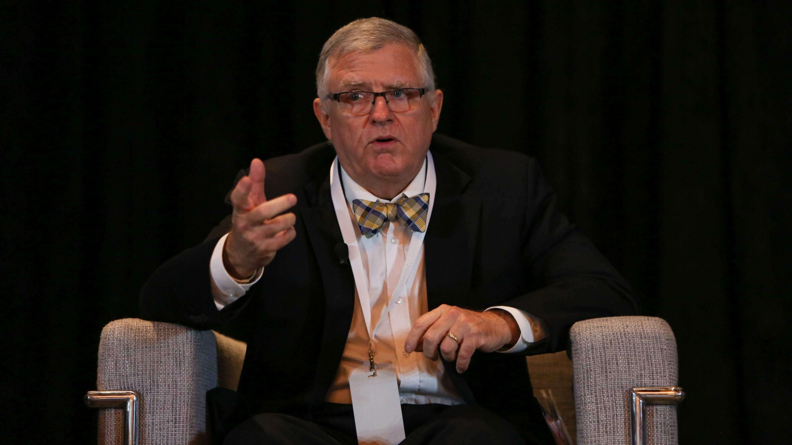 Flexibilizar bancos internacionales es parte de la estrategia del gobierno