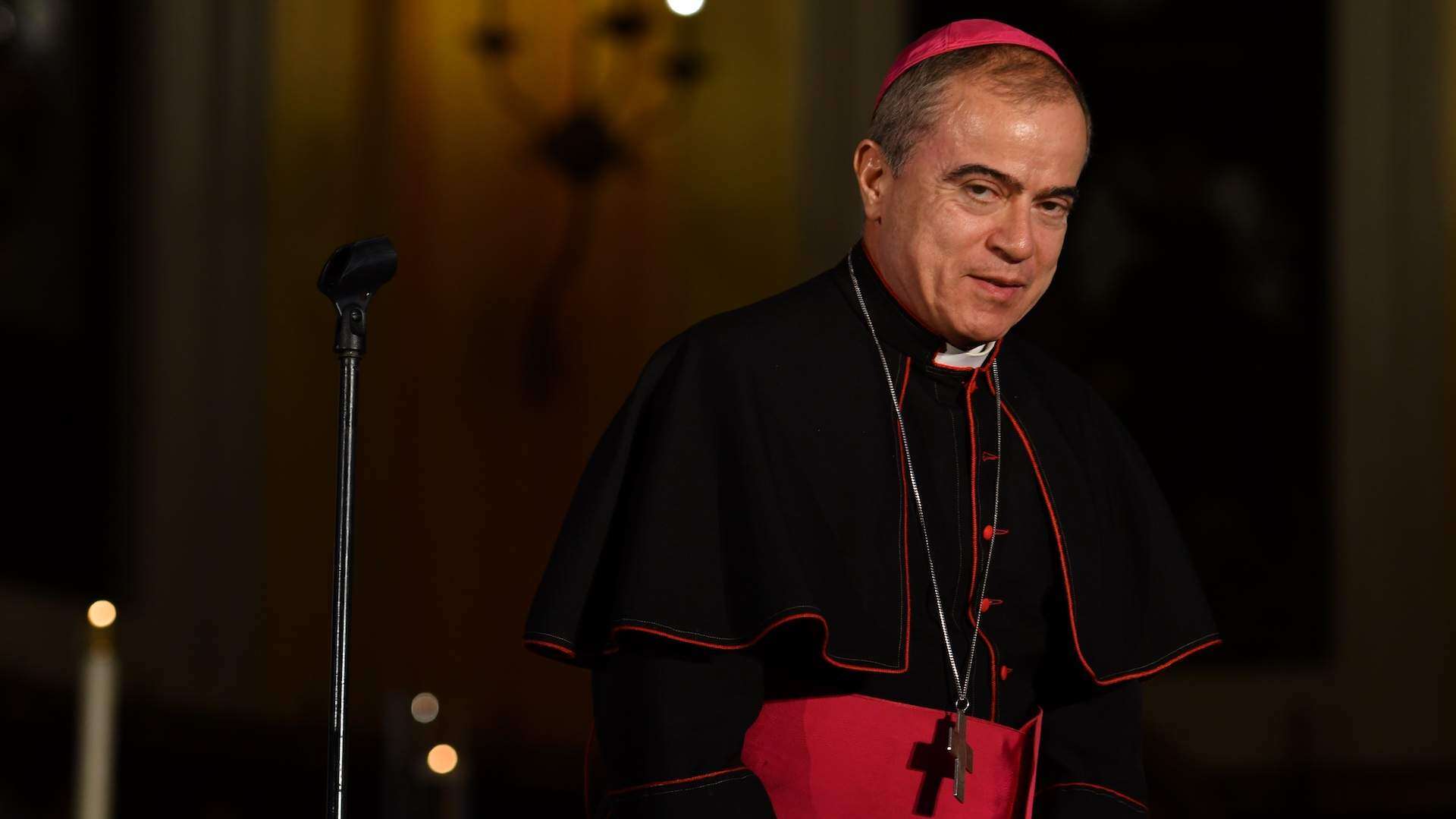 Desvestir un santo para vestir a otro