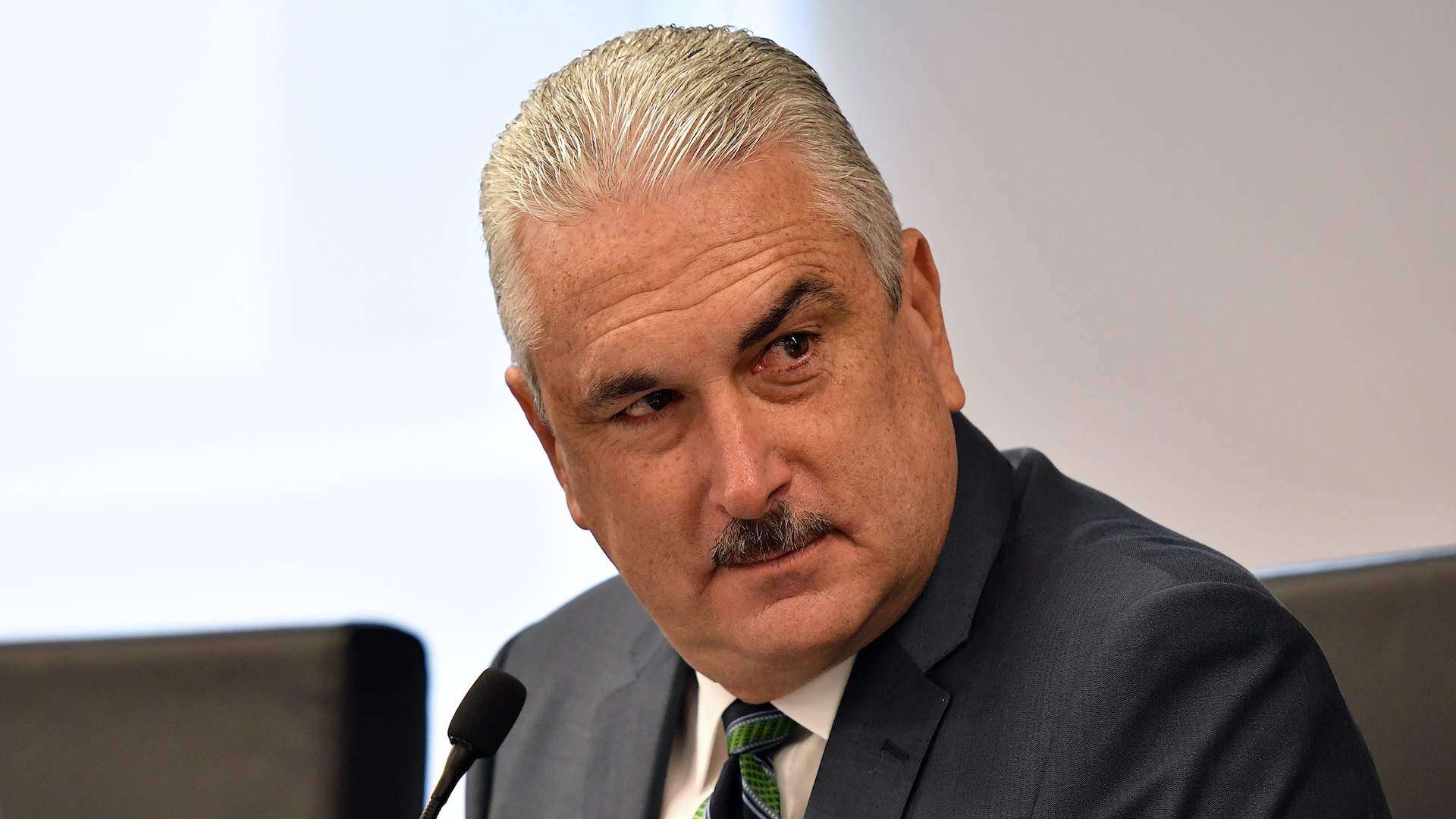 Arrestan asesor senatorial guiando borracho