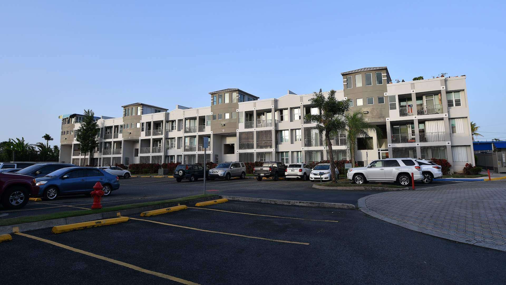 Gobernador firma cambios a la Ley de Condominios