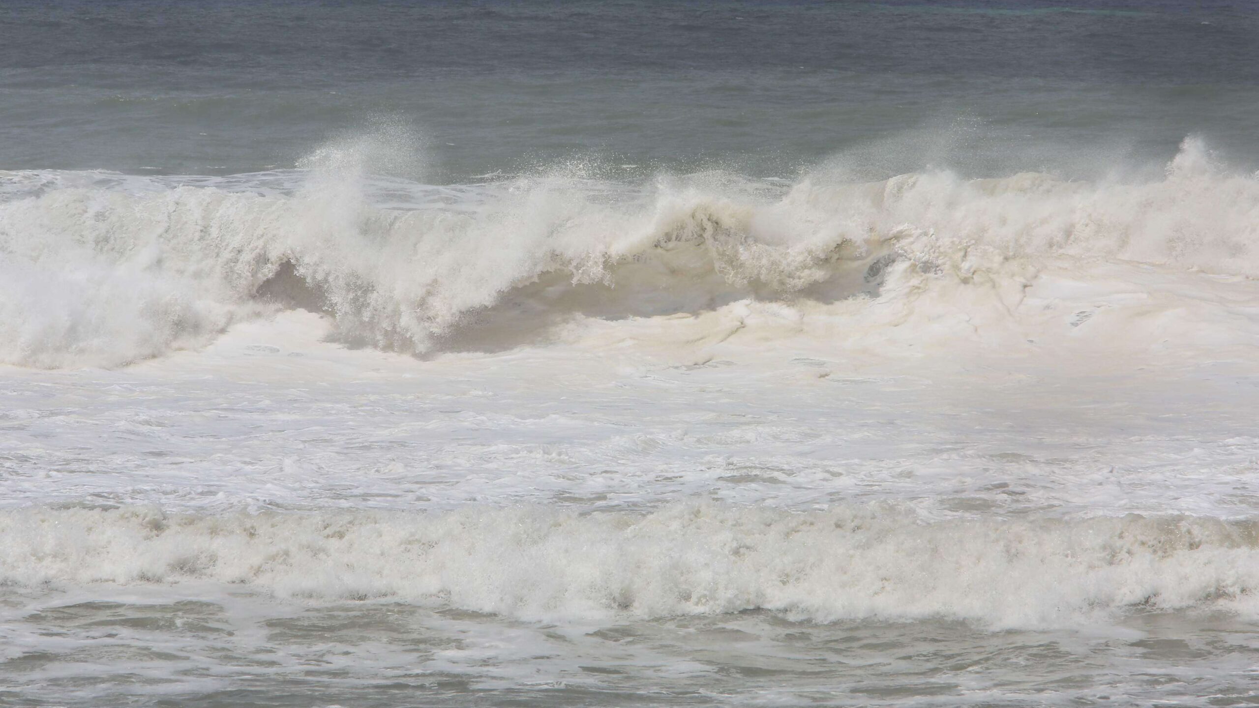 Advierten de corrientes de alto riesgo en aguas del oeste