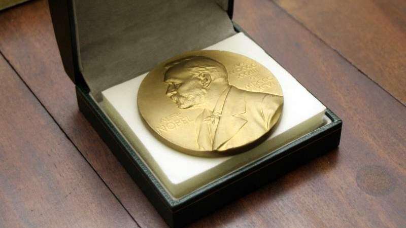 Premios Nobel entregarán este año dos premios de Literatura