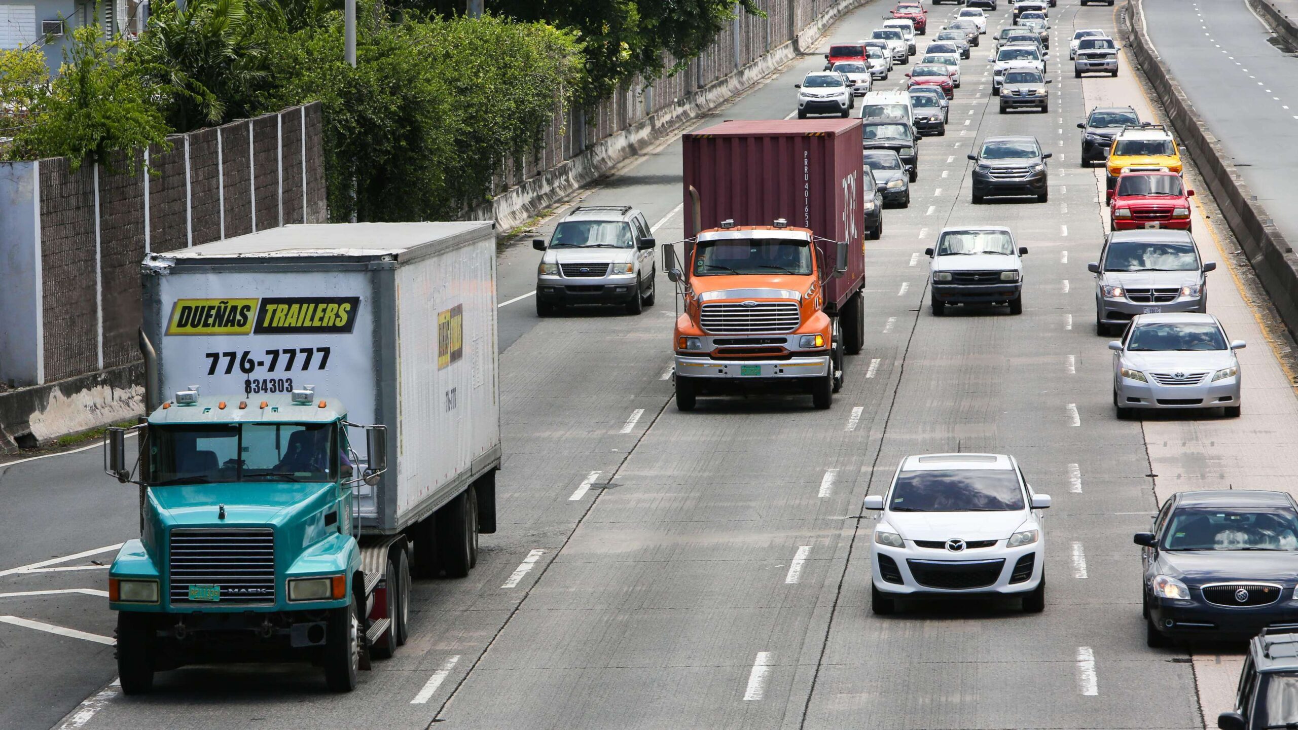 Camión choca con letreros de Metropistas