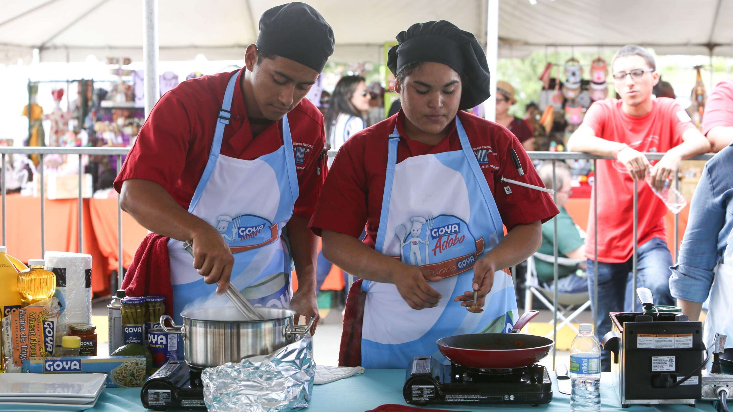 Estudiantes se enfrentan en competencia culinaria de Goya