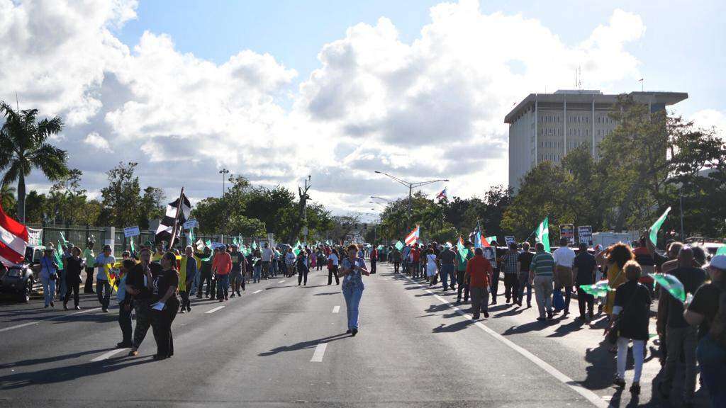Manifestantes denuncian fatula sesión congresional en San Juan