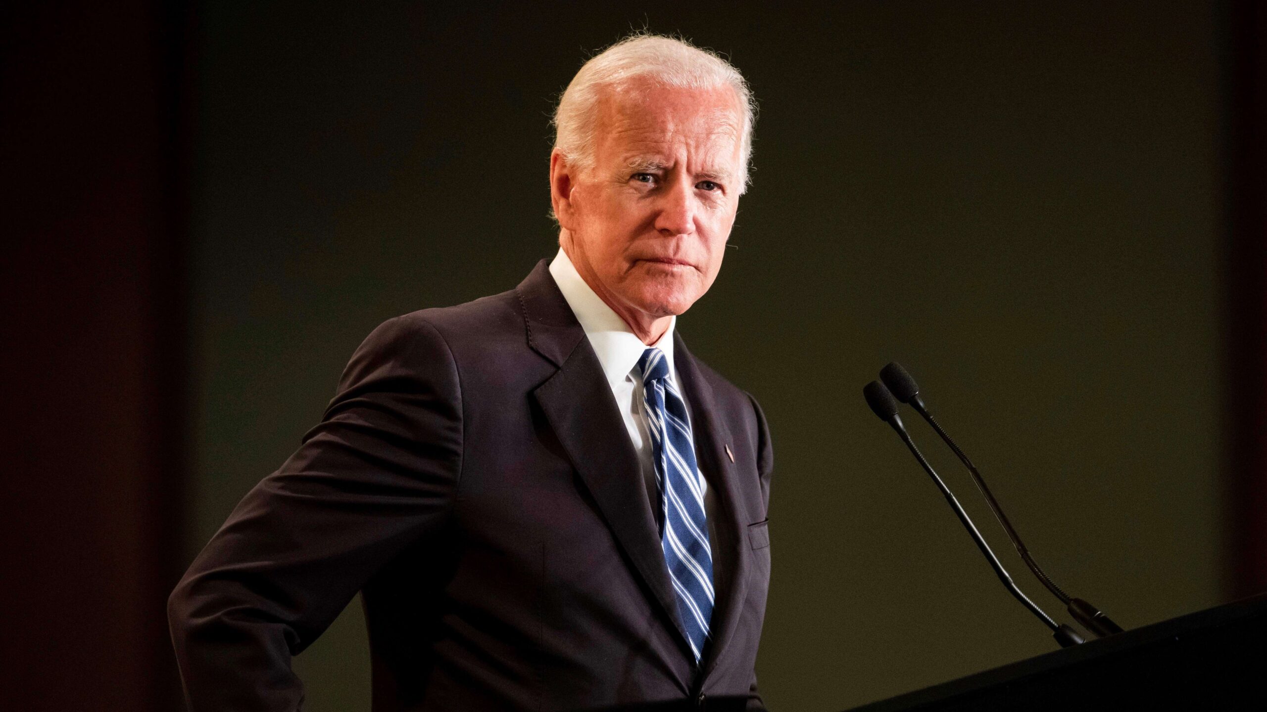 Joe Biden quiere ‘escuchar’ a activista que alega la besó