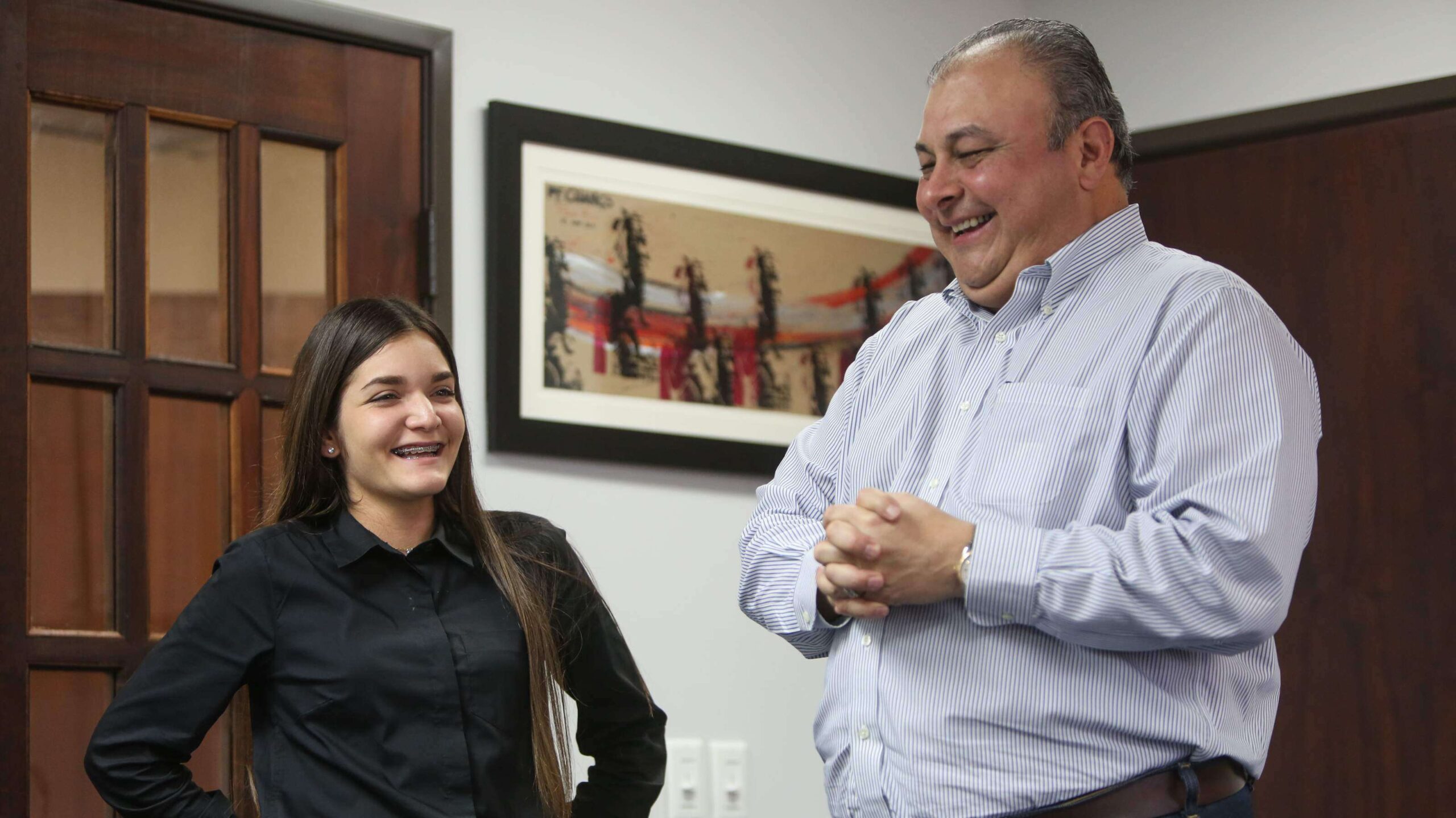 Jóvenes de escuela pública se abren paso de la mano de empresarios