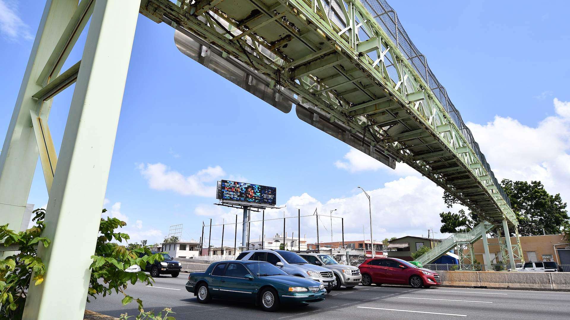Esto cuelga peligrosamente sobre la Baldorioty