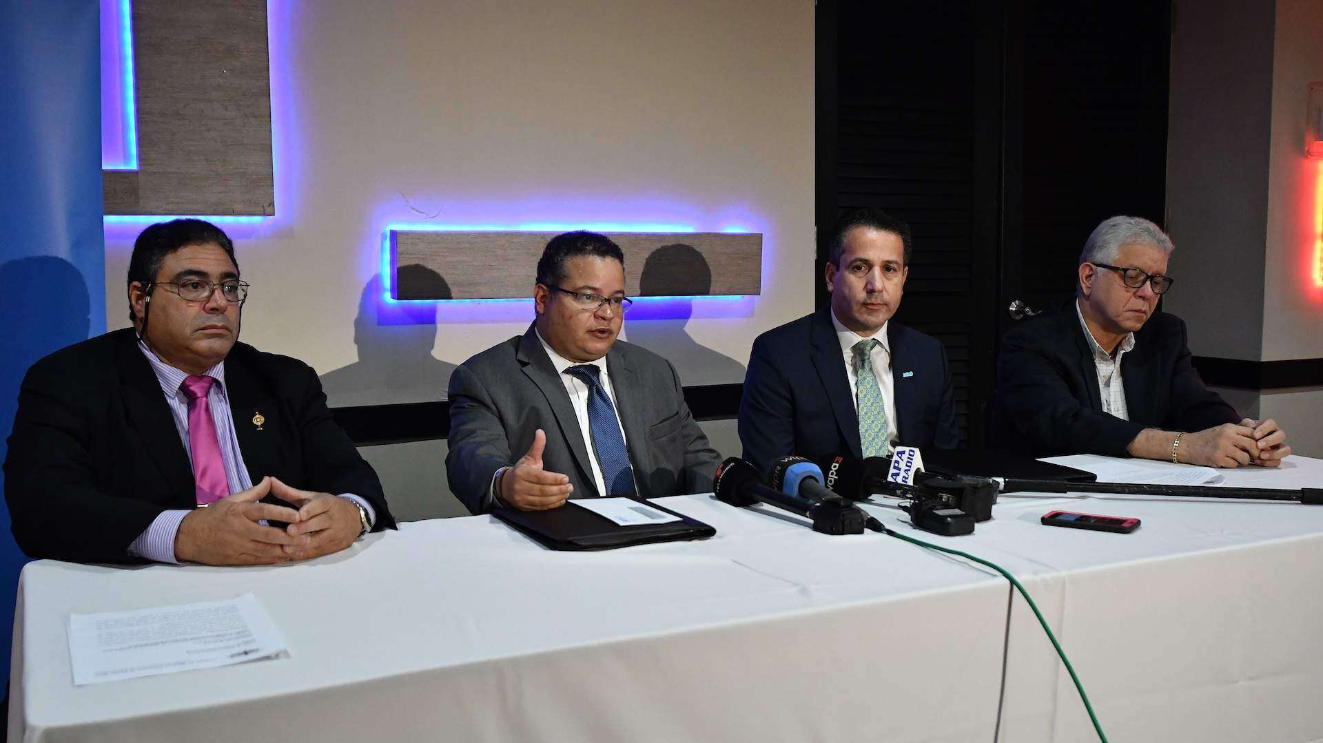 Gobernador propone condonar préstamos estudiantiles a médicos