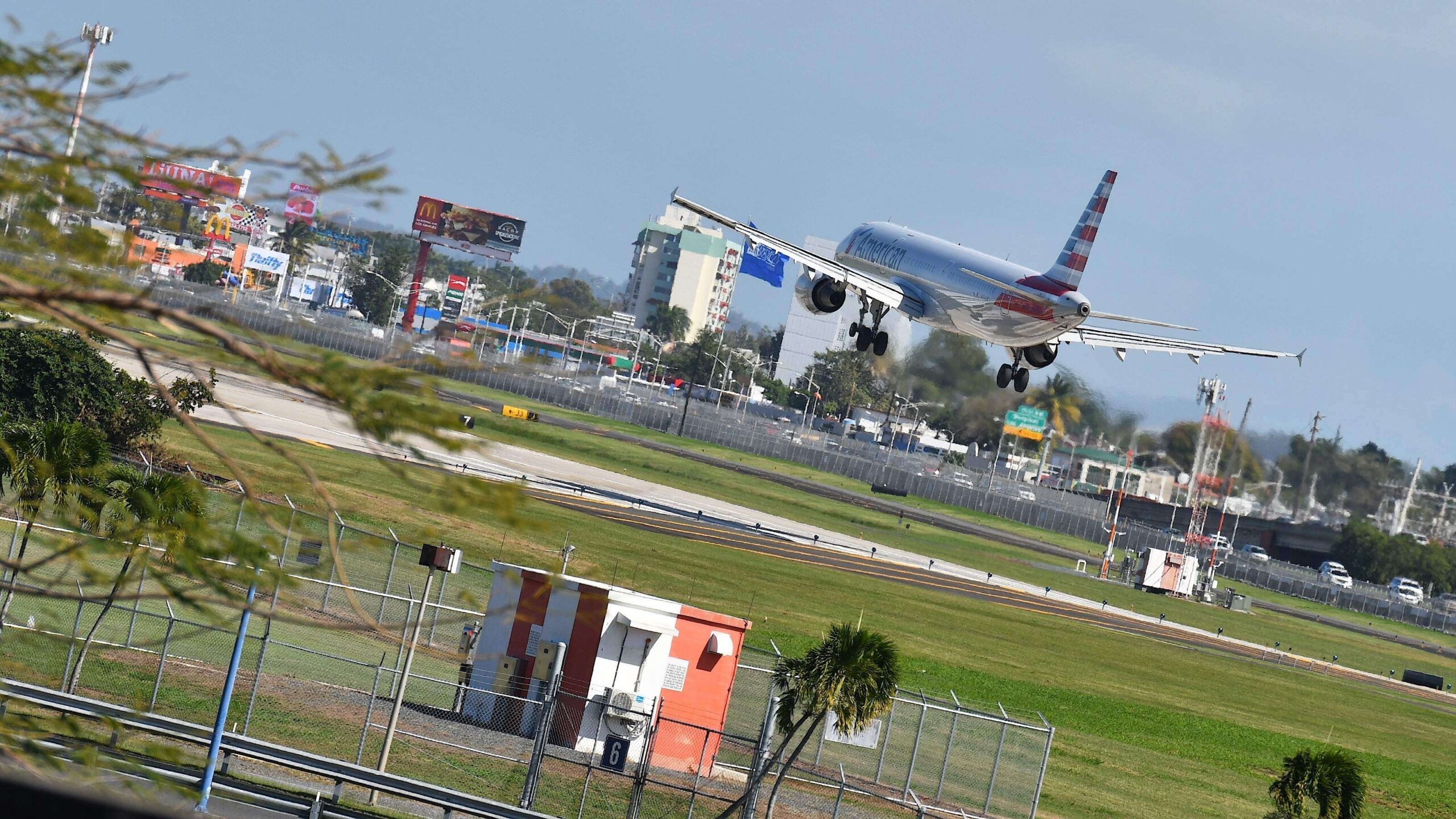 Arrestados en el aeropuerto por documentos falsos