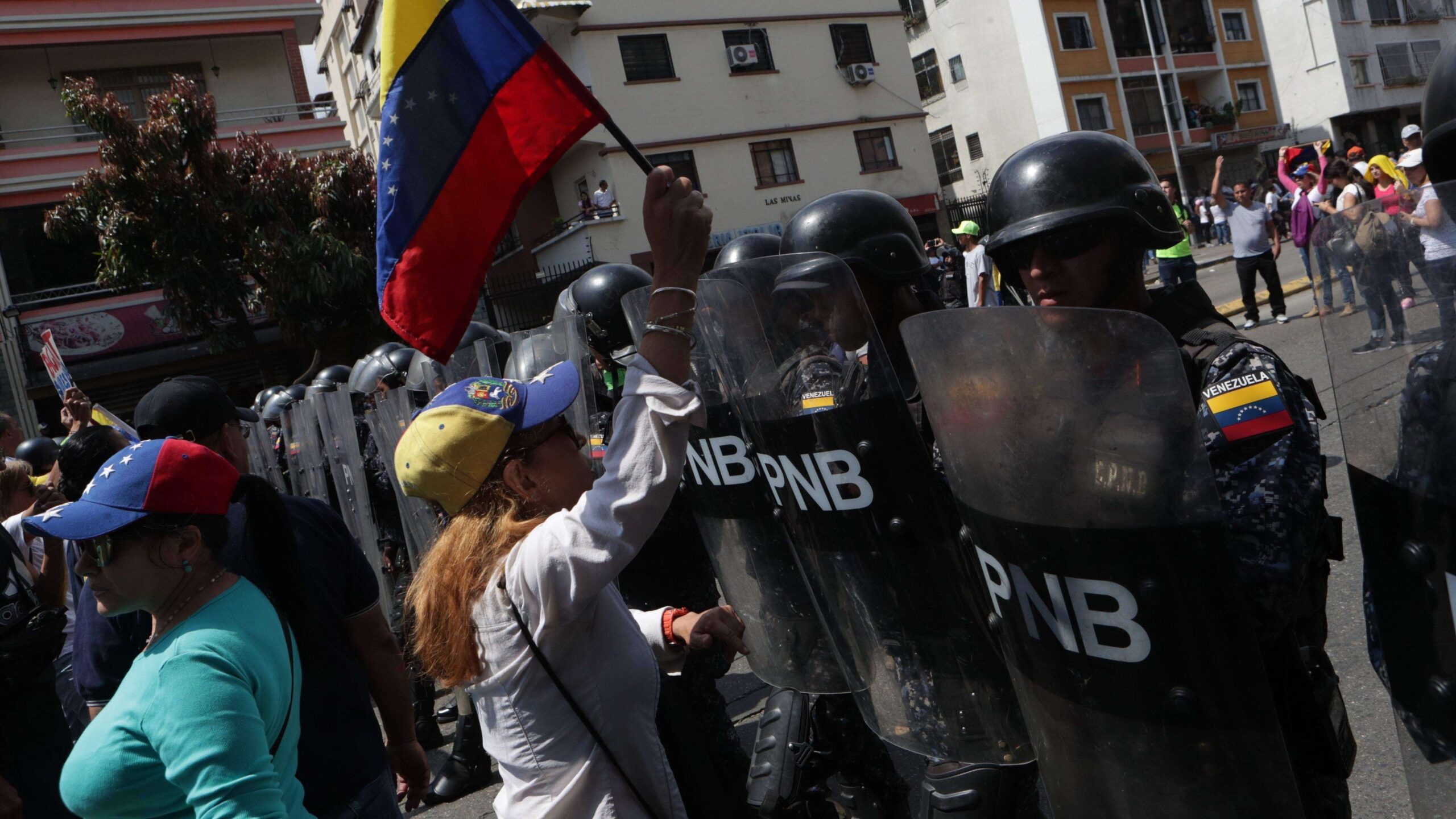 Policía venezolana disuelve protesta con gases lacrimógenos