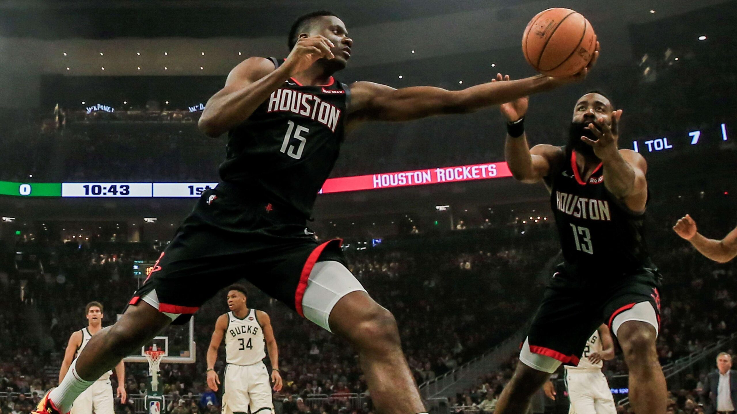 Ganan los Bucks en duelo de líderes