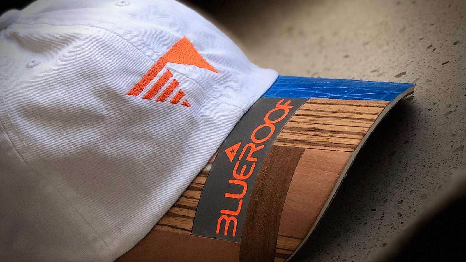 Crean edición limitada de gorras a base de madera y toldo reciclado