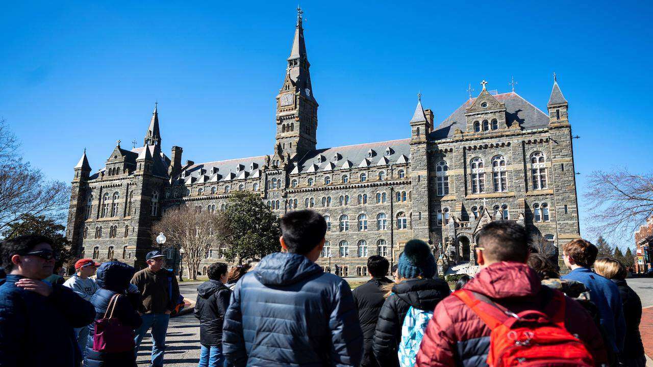 Red de sobornos para acceder a universidades de élite toca a Hollywood