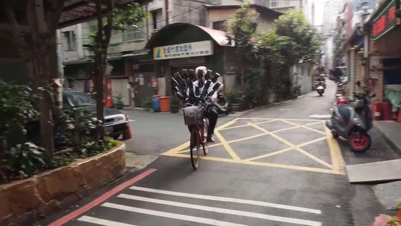Se dedica a cazar pokemones con 24 celulares
