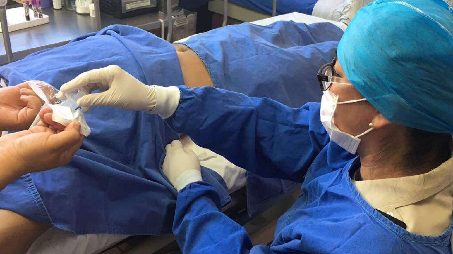 Tatuajes y piercings elevan riesgo de hepatitis C en mujeres