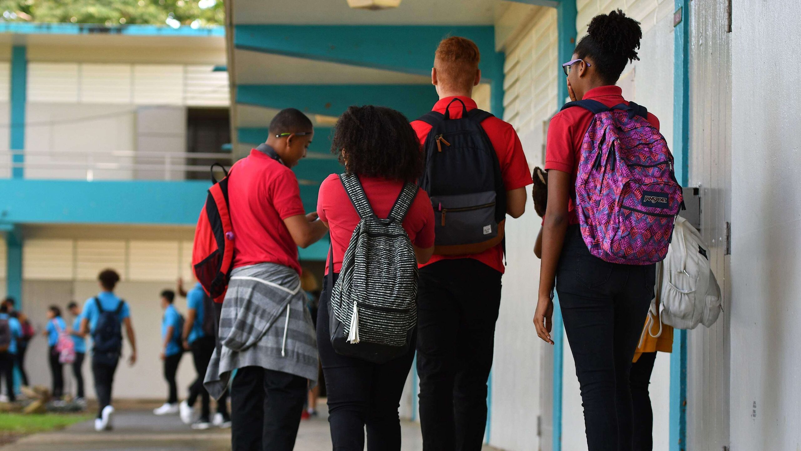 Desbordamiento de aguas usadas obliga cierre de escuela