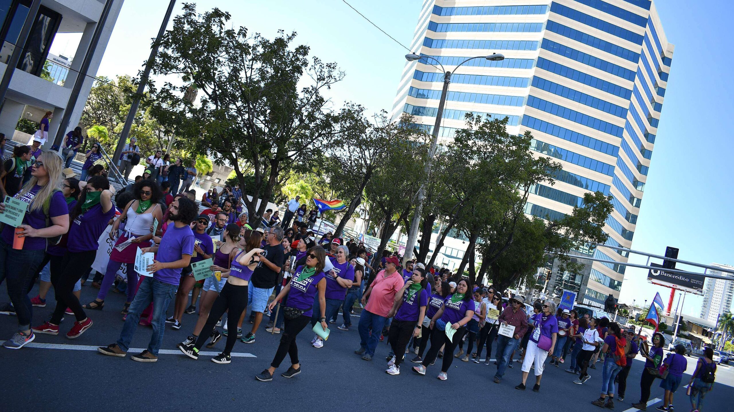 Celebran la identidad y exigen derechos en la Milla de Oro