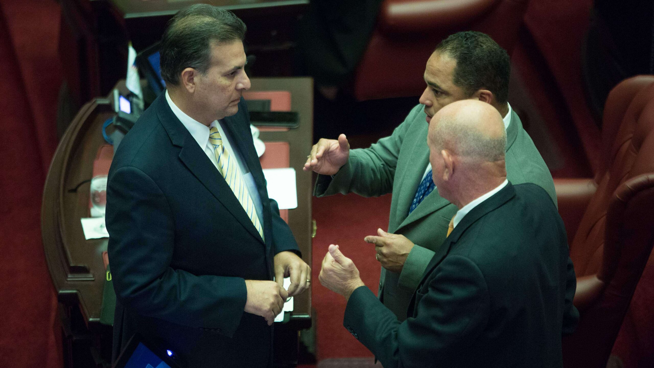 Senado aprueba regulaciones al aborto y prohíbe terapias de conversión