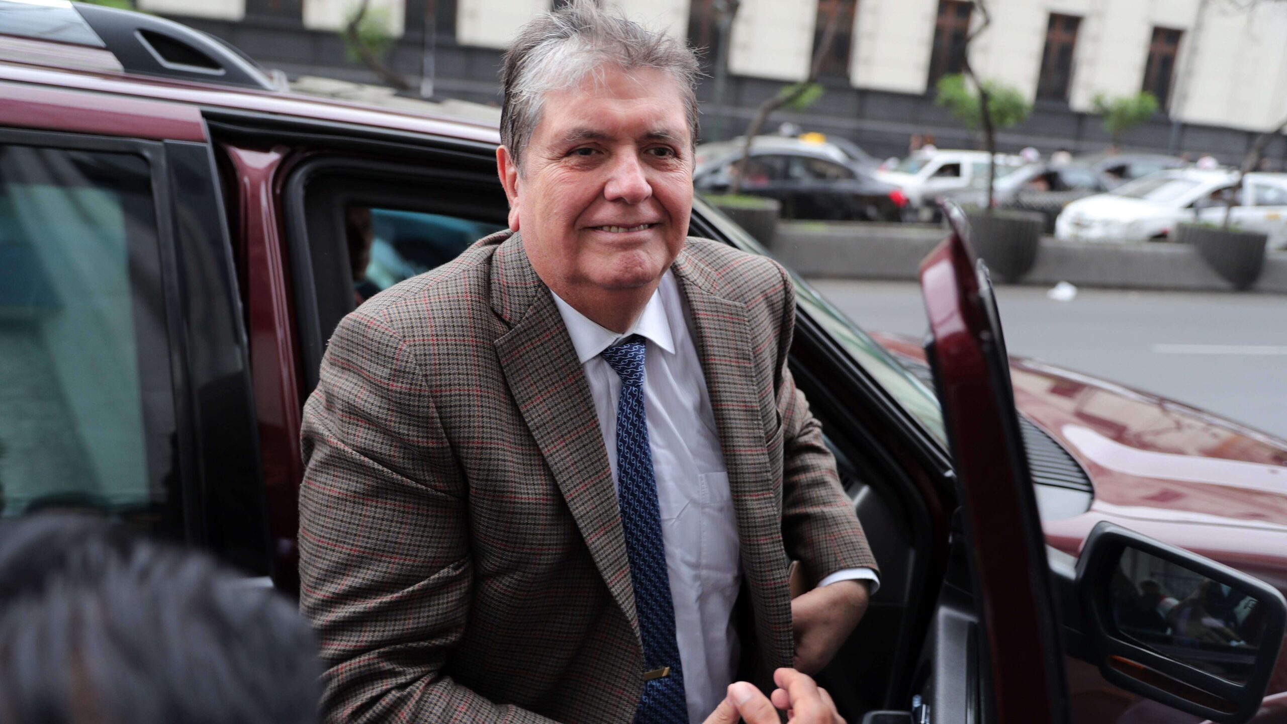 Se suicida expresidente de Perú cuando fueron a arrestarlo