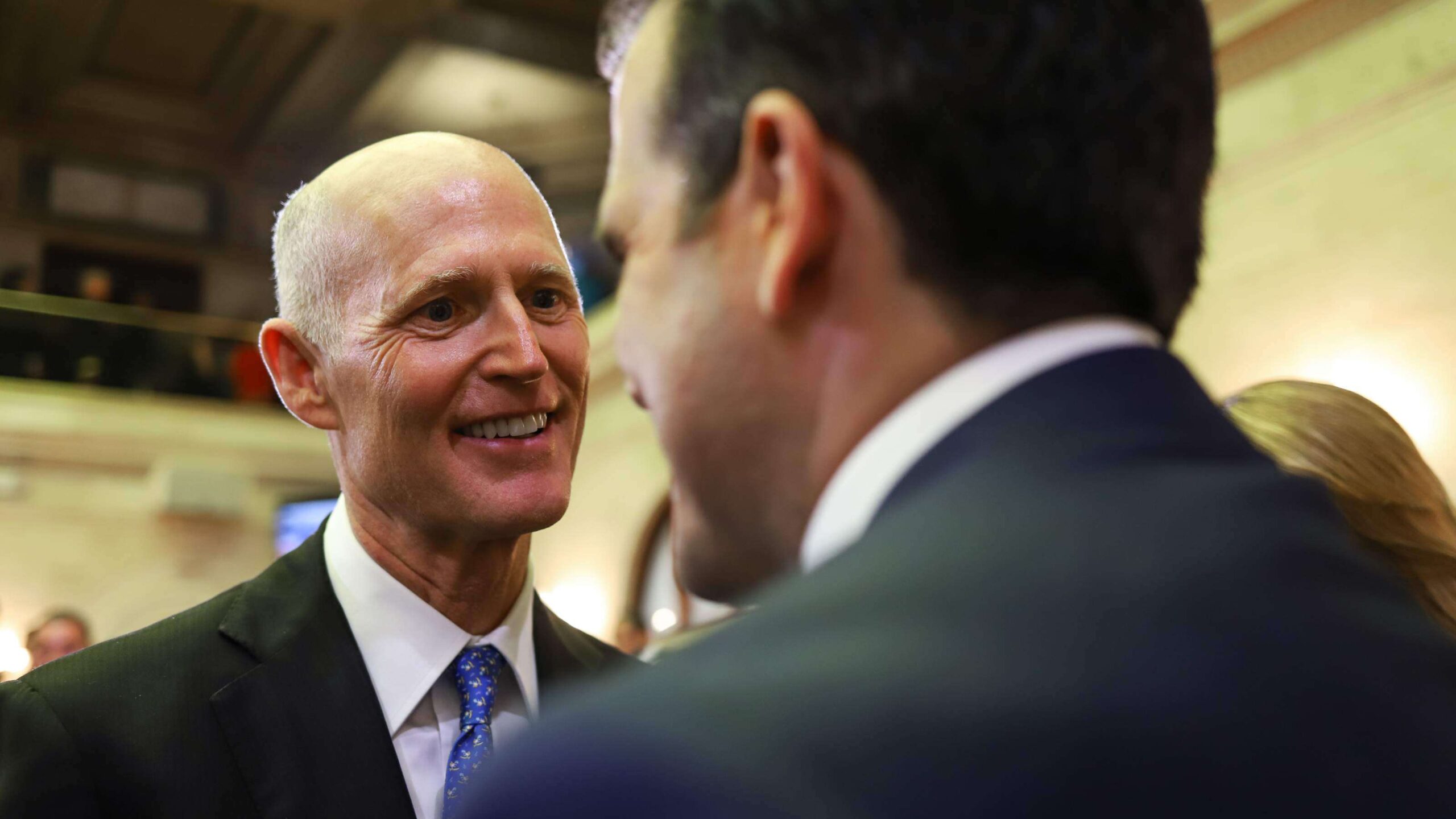 Rick Scott dona su salario por los puertorriqueños