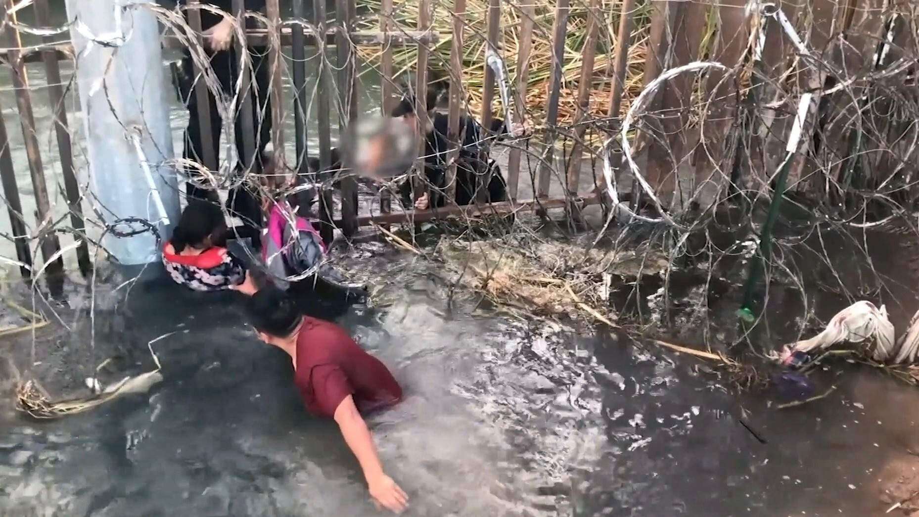 Ni aguas frías ni alambres de púa detienen a los inmigrantes