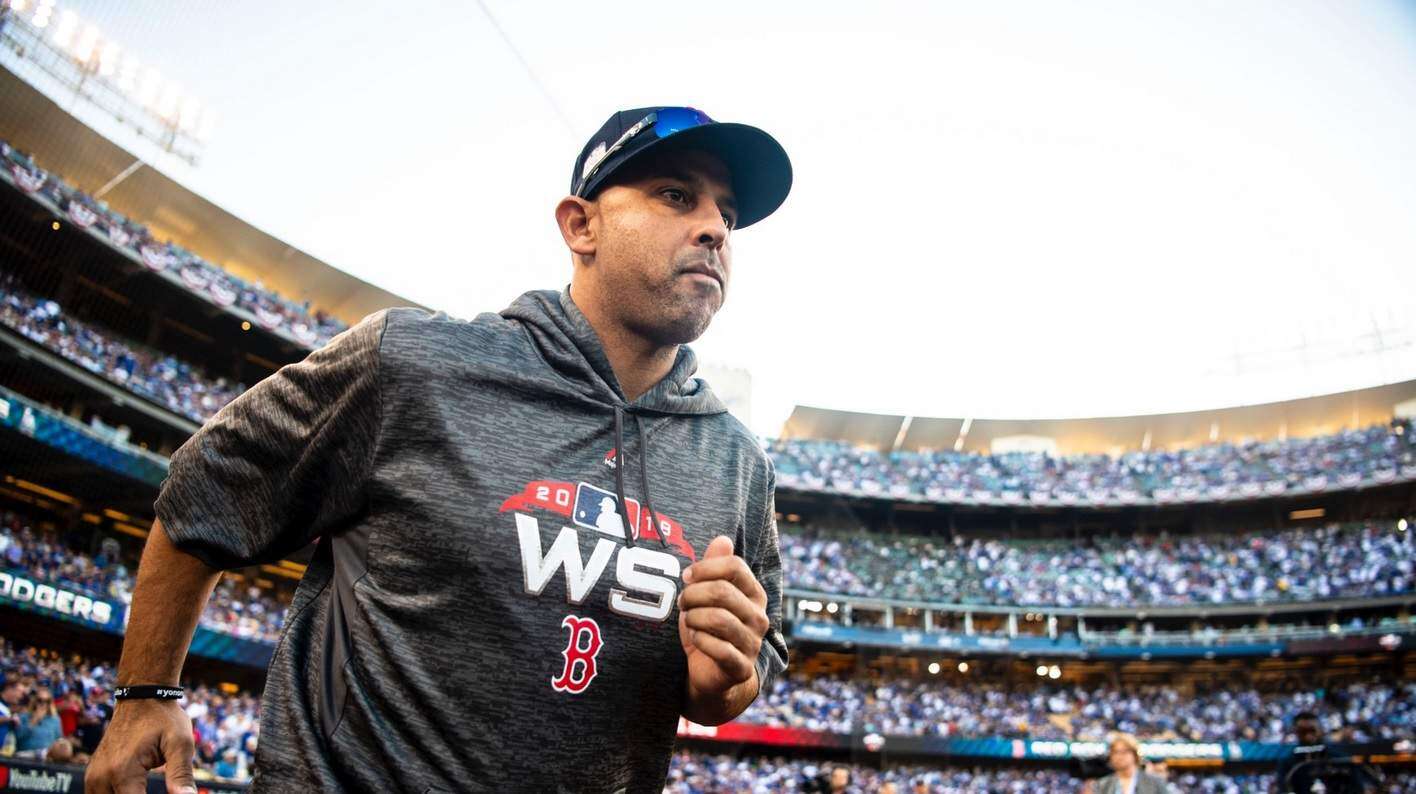 Alex Cora recibe su anillo de campeón al son de Preciosa