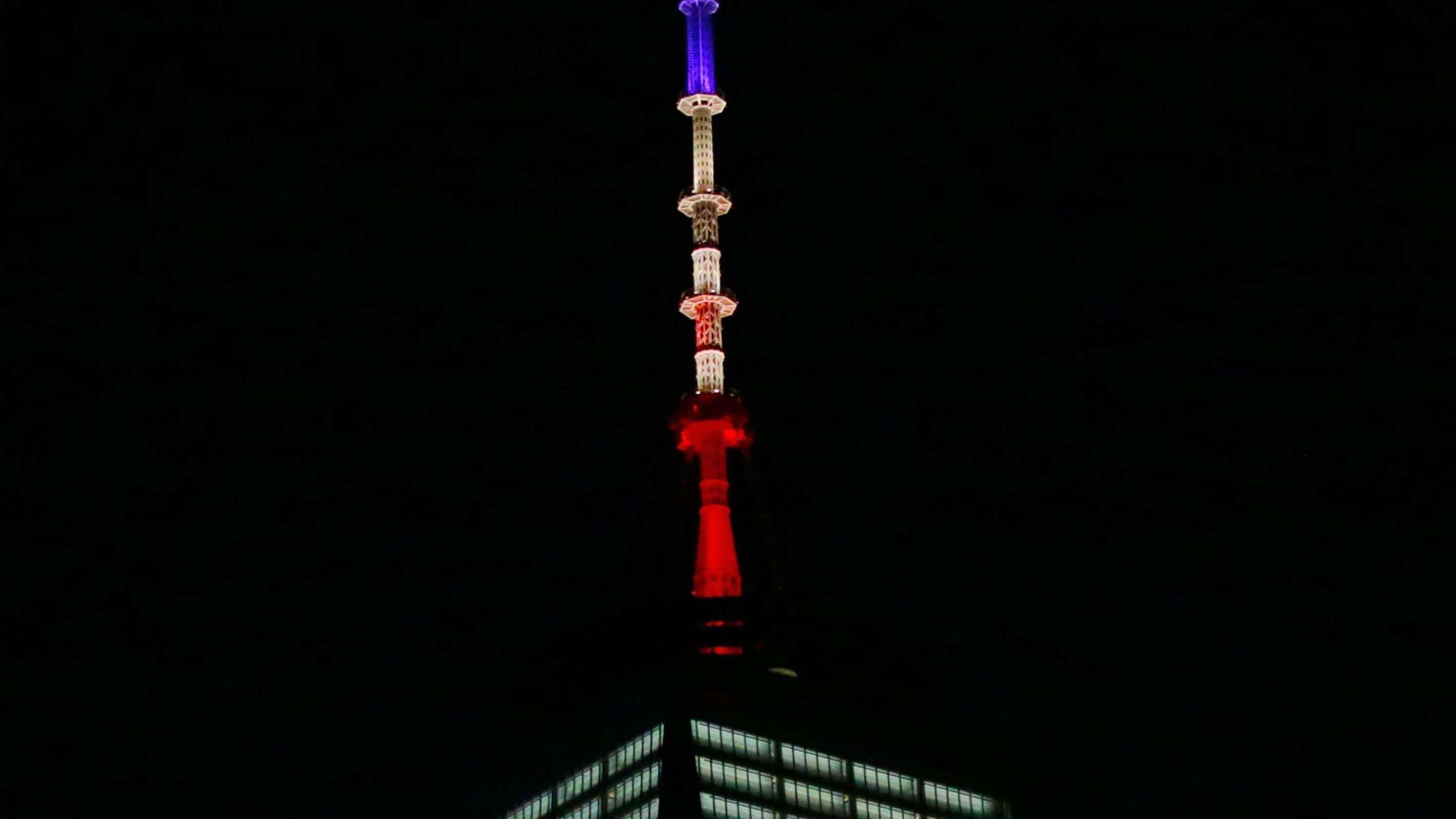 Iluminan el World Trade Center en homenaje a la catedral de Notre Dame