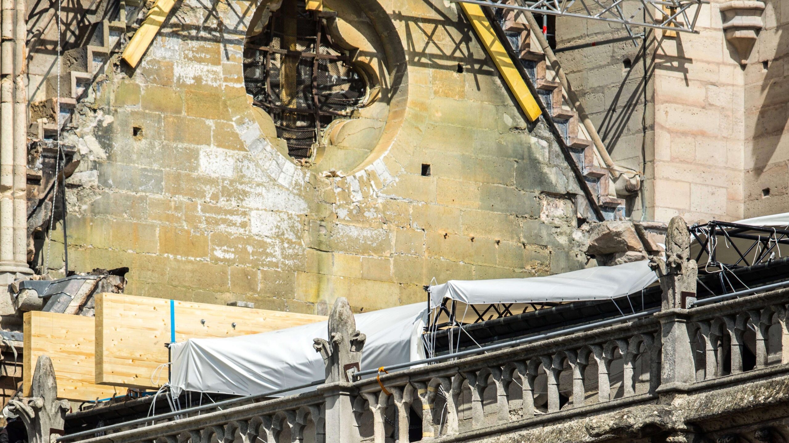 Descubren colillas de cigarillos en andamios de Notre Dame