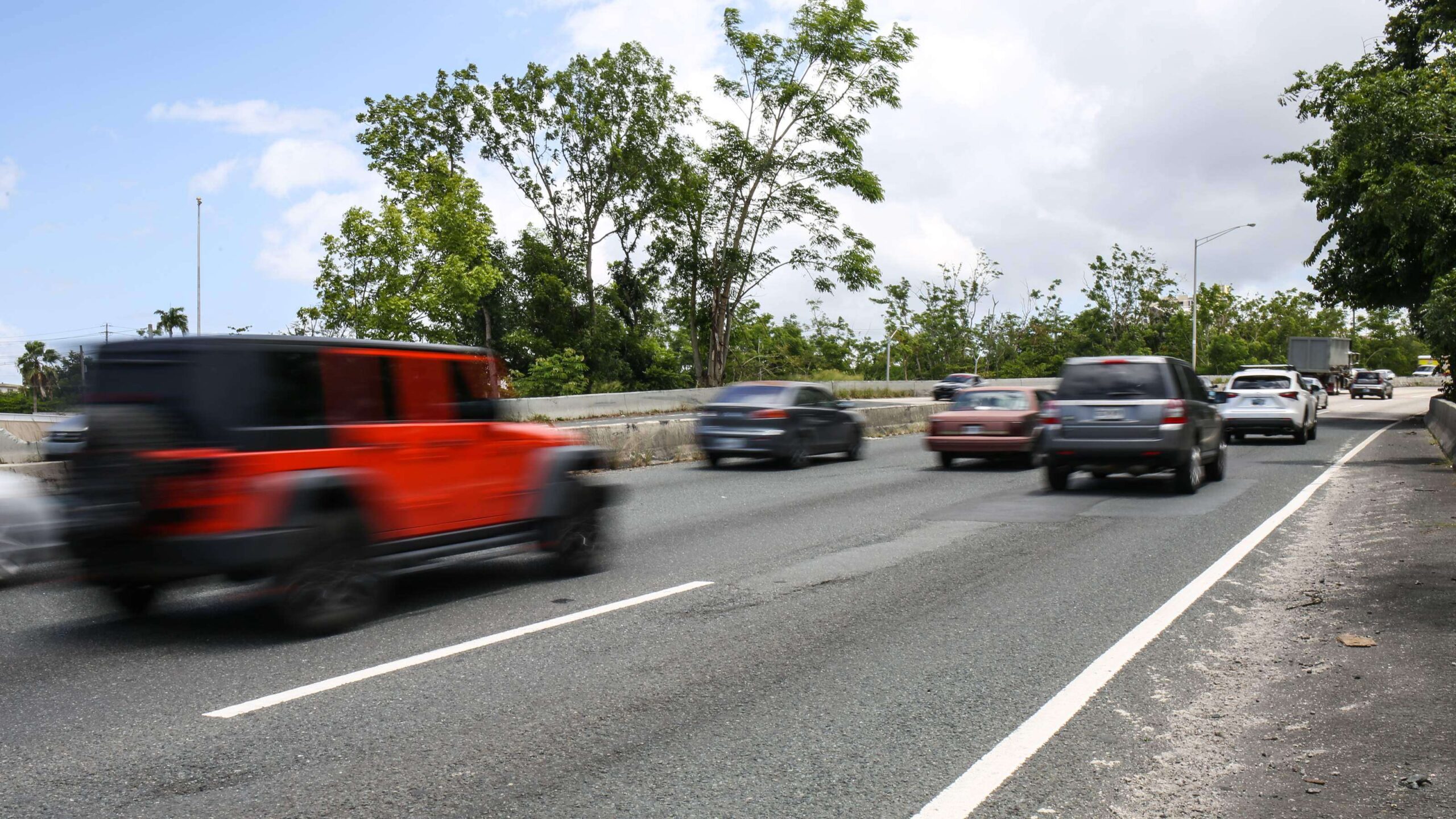 Muere tras volcarse su Jeep