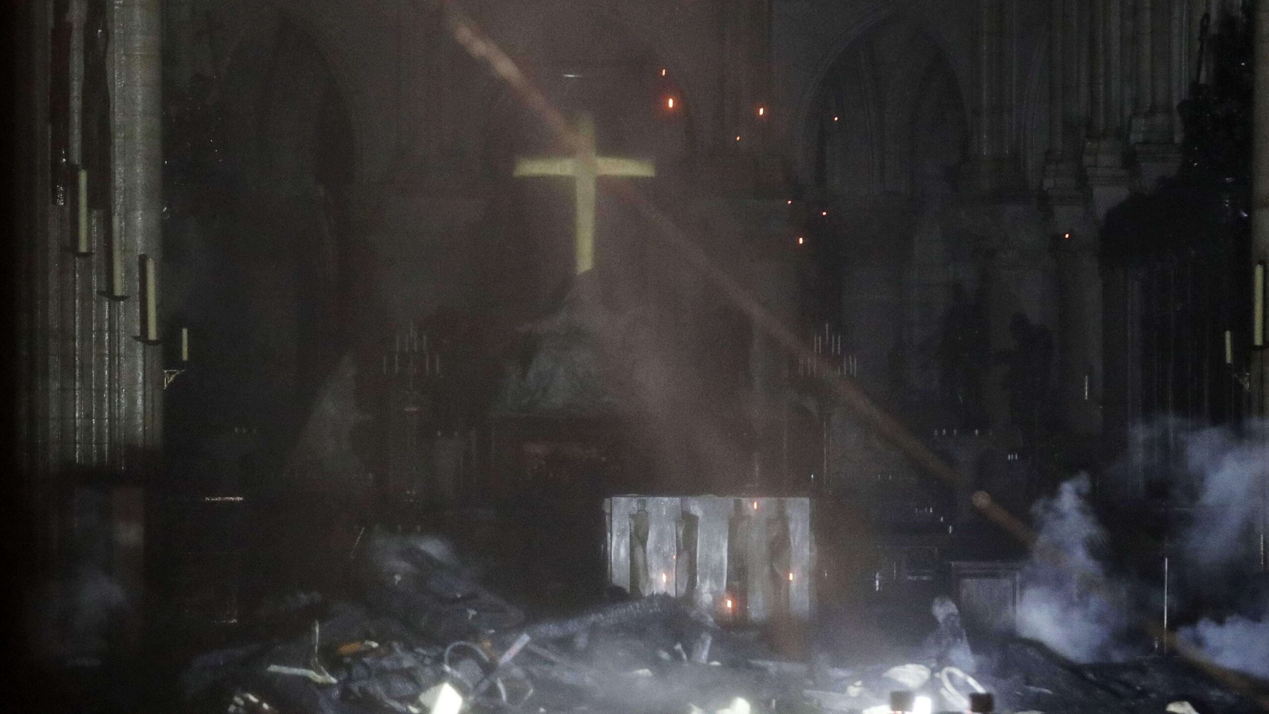 Prometen reconstruir la famosa catedral de Notre Dame tras incendio