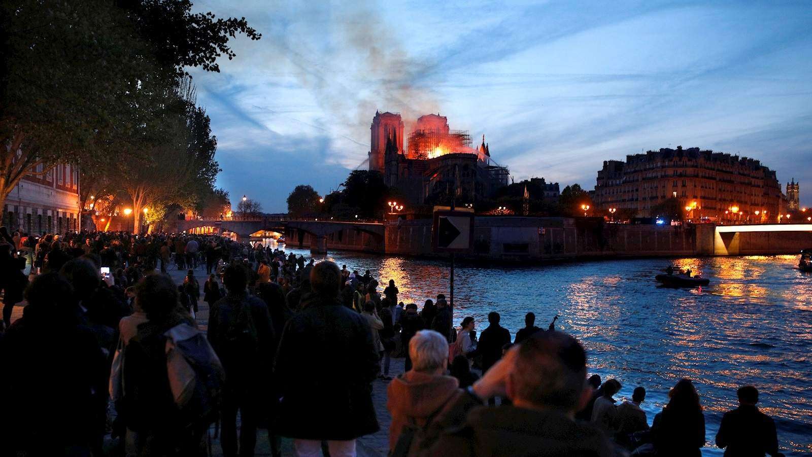El ‘dolor visceral’ de las llamas que consumen recuerdos en Notre Dame