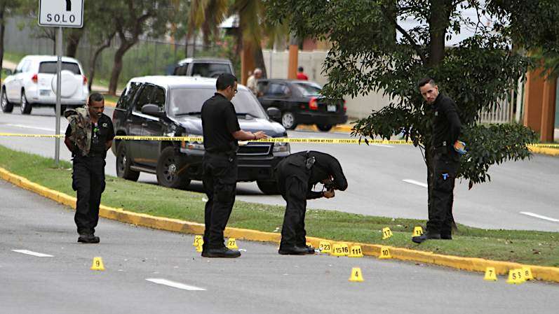 Balean desde un carro a tres hombres en San Sebastián