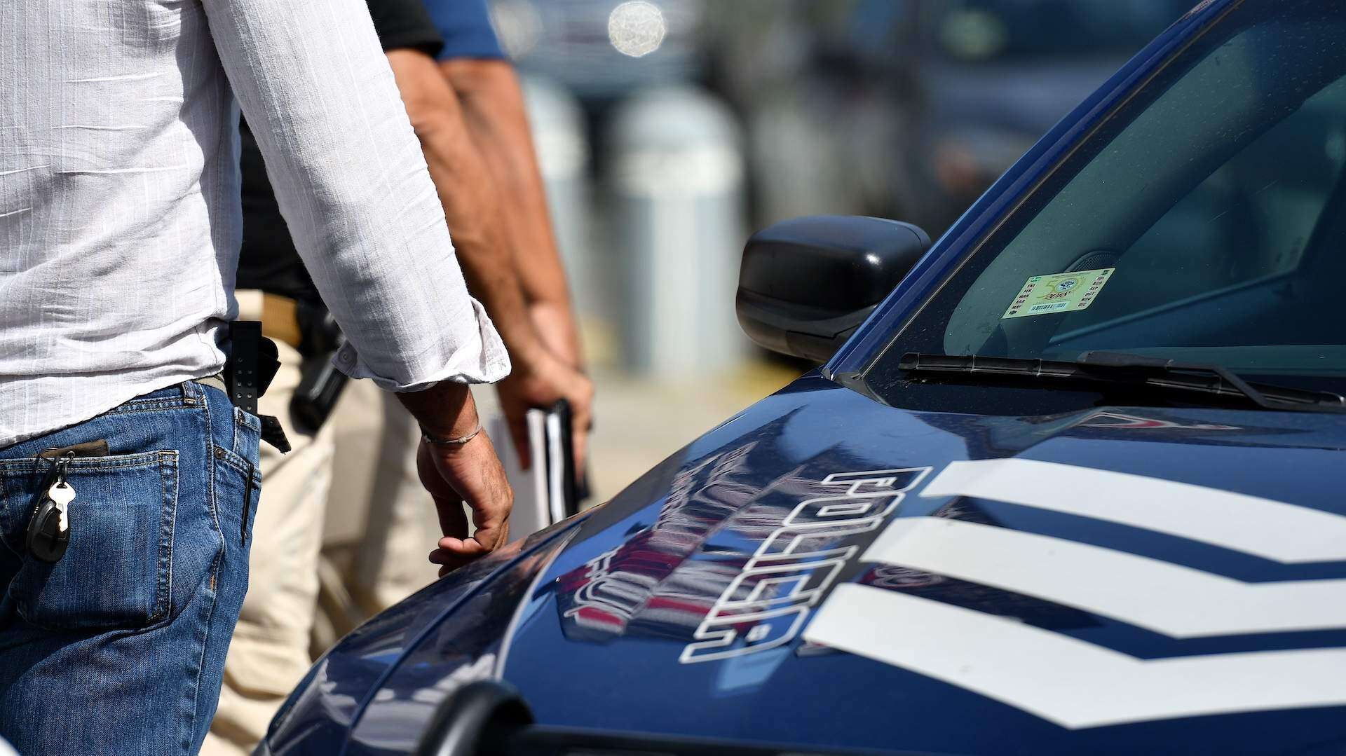 Amenazan una mujer y le arrebatan su carro