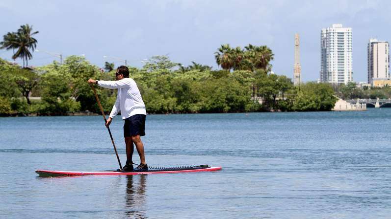 Pareja que practicaba paddleboard tuvo que ser rescatada
